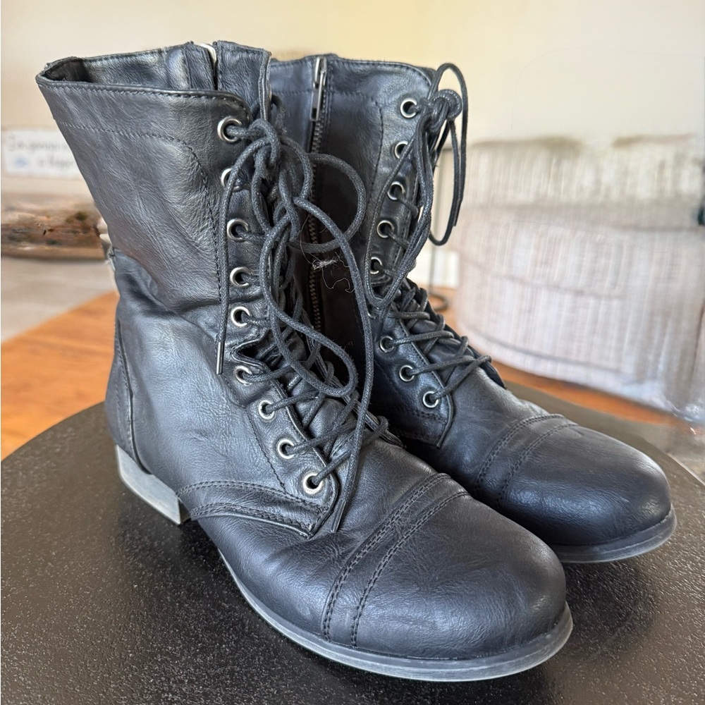 Madden Girl Troopa leather Lace-Up distressed black boots in size 8.5